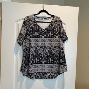 Women’s size 22W lightweight blouse.